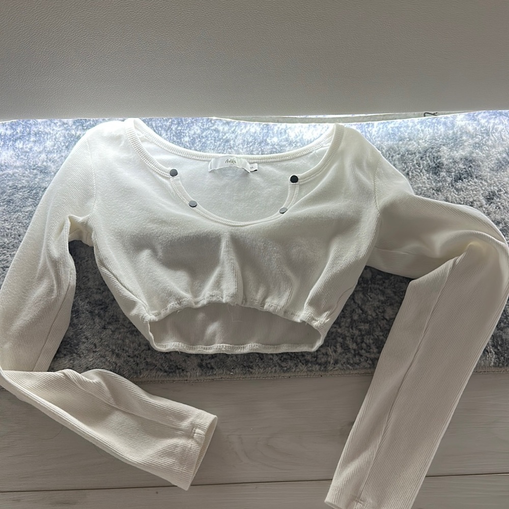 Cute crop top. So cute with leggings!!